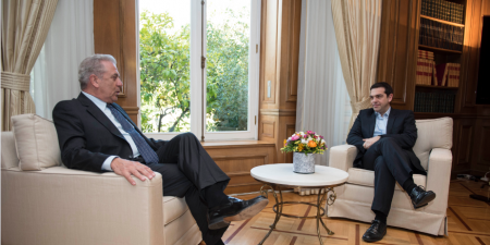 Αλλαγή της Συμφωνίας του Δουβλίνου για τους μετανάστες ζήτησε ο Τσίπρας από τον Αβραμόπουλο