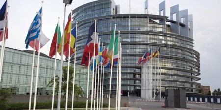 Έλληνας αξιωματούχος: «Οι θεσμοί επιμένουν για ασφαλιστικό και απολύσεις»