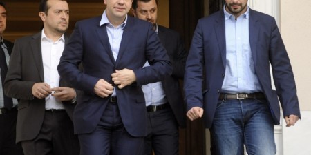 «Πόλεμος» Μαξίμου με τα «δελτία των 8»