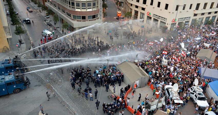 Συγκρούσεις διαδηλωτών – αστυνομίας στη Βηρυτό για τα σκουπίδια
