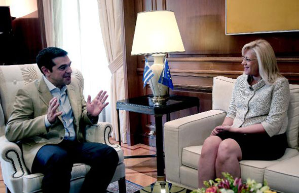 Συνάντηση του Α. Τσίπρα με την Επίτροπο για την Περιφερειακή Πολιτική της ΕΕ