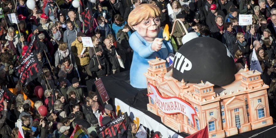 Μεγάλη διαδήλωση στο Βερολίνο ενάντια στη συμφωνία ελεύθερου εμπορίου μεταξύ Ε.Ε-ΗΠΑ