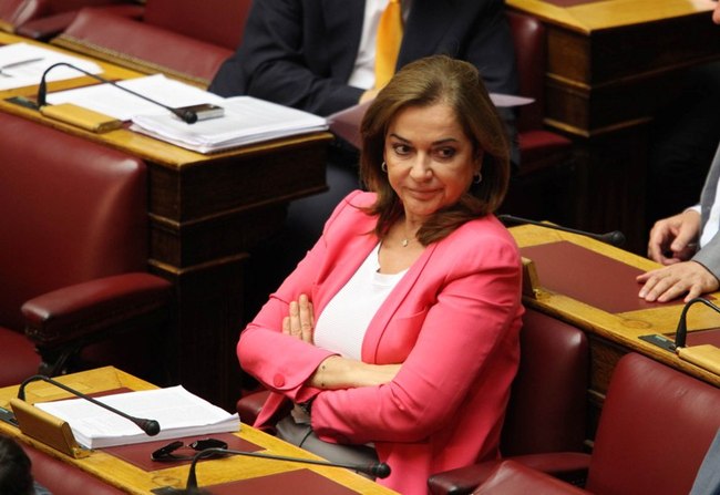 Η Ντόρα ρωτά στη Βουλή Τσακαλώτο και Σκουρλέτη για το λαθρεμπόριο καυσίμων