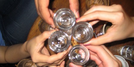 Τους 28 έφθασαν οι νεκροί της νοθευμένης ρακής στην Κωνσταντινούπολη
