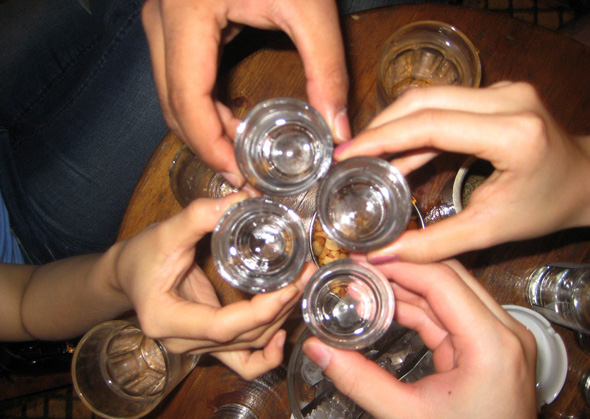 Τους 28 έφθασαν οι νεκροί της νοθευμένης ρακής στην Κωνσταντινούπολη