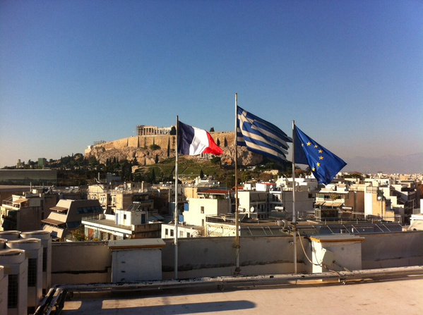 H γαλλική σημαία υψώθηκε στο κεντρικό κτίριο της Περιφέρειας Αττικής
