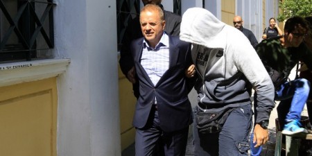 Ξηλώνεται το πουλόβερ από τις δουλειές του Λιακουνάκου