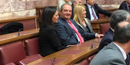Ανάμεσα σε Όλγα Κεφαλογιάννη και Έλενα Ράπτη ο Καραμανλής