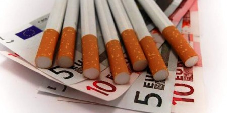 Bloomberg: Μάστιγα για τα δημόσια έσοδα παράνομα τσιγάρα και αφορολόγητο τσίπουρο