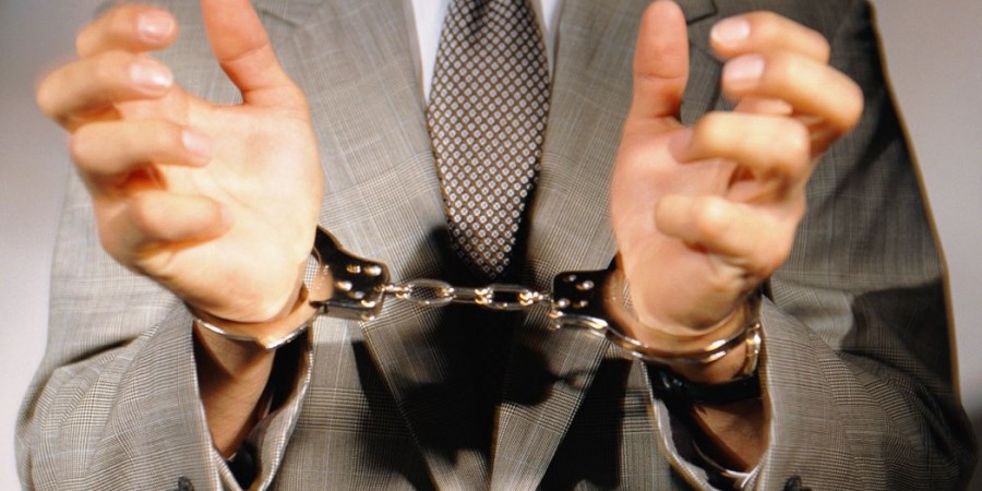 Χειροπέδες σε εκδότη εφημερίδας και δύο δημοσιογράφους