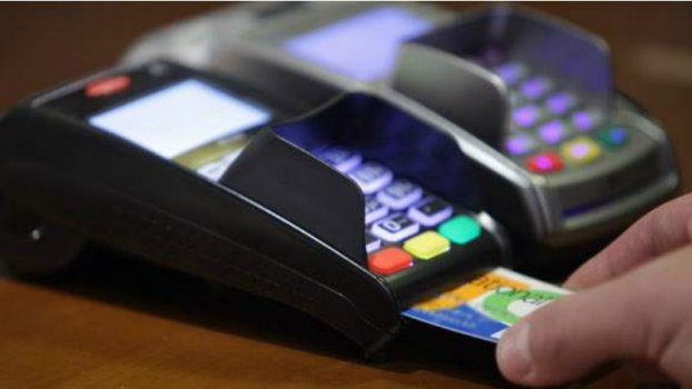 Με βάση το εισόδημα το ποσοστό των δαπανών με πλαστικό χρήμα