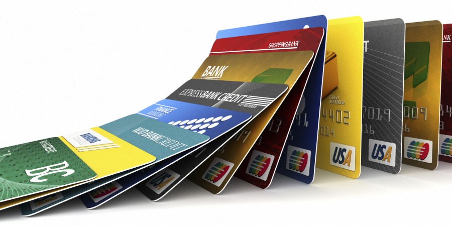 Stop στις χρεώσεις των συναλλαγών με κάρτες που επιβάλλουν οι πωλητές