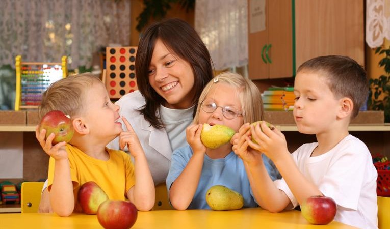 ΕΚ: Υγιεινότερες διατροφικές συνήθειες για τα παιδιά με γάλα και φρούτα στα σχολεία