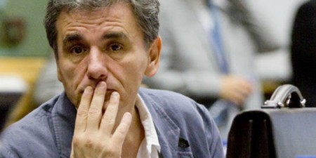 Τσακαλώτος: «Εδώ υπάρχουν δύο ελέφαντες και μεις είμαστε μεταξύ τους η αντιλόπη, η οποία προσπαθεί να μην την πατήσουν»