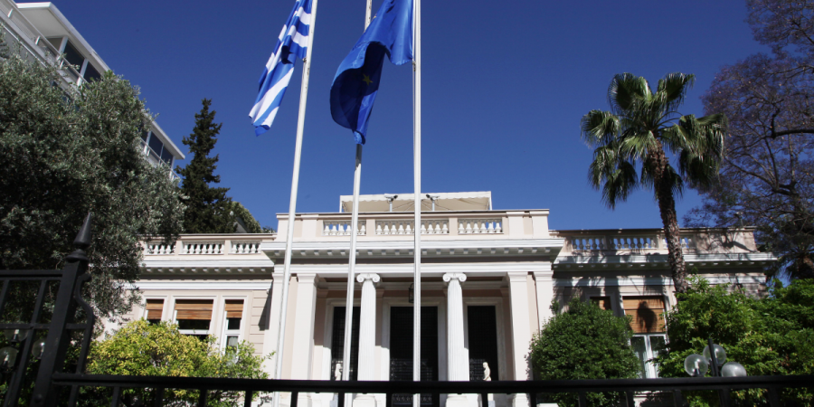 Διπλή επίθεση από το Μαξίμου για τη στάση της ΝΔ στο θέμα των κατηγορούμενων για εκβιασμό