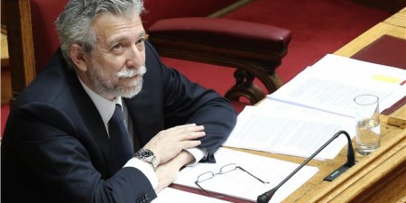 Οξύμωρη εικόνα στα υπουργικά έδρανα