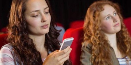 Αλυσίδα σινεμά στις Ηνωμένες Πολιτείες επιτρέπει την χρήση κινητών στις ταινίες