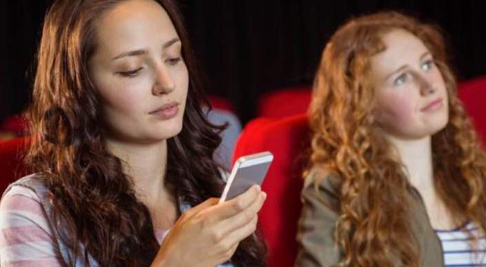 Αλυσίδα σινεμά στις Ηνωμένες Πολιτείες επιτρέπει την χρήση κινητών στις ταινίες