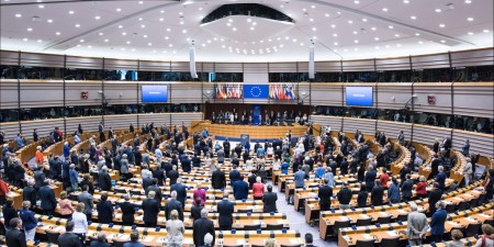 Έναρξη συνόδου με ενός λεπτού σιγή για την Τζο Κοξ και τις επιθέσεις στις ΗΠΑ και τη Γαλλία