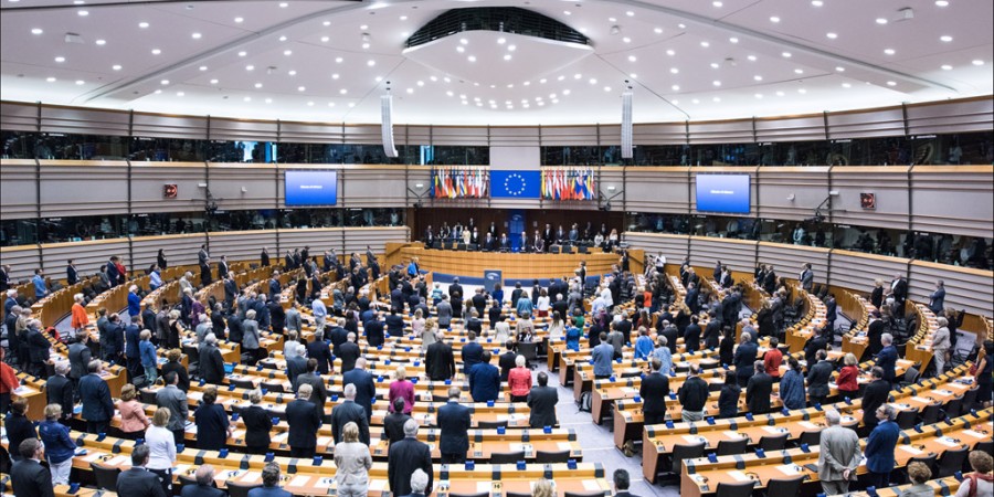 Έναρξη συνόδου με ενός λεπτού σιγή για την Τζο Κοξ και τις επιθέσεις στις ΗΠΑ και τη Γαλλία