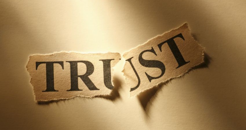 Έρευνα: «Η εμπιστοσύνη στα πολιτικά κόμματα συνεχίζει να μειώνεται»