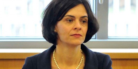 Βελκουλέσκου: «Χρειάζεται μία ουσιαστική ελάφρυνση του χρέους, το οποίο είναι ξεκάθαρα μη βιώσιμο»