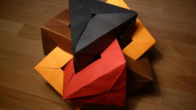 Τριγωνικές σχέσεις εξουσίας και χρήματος