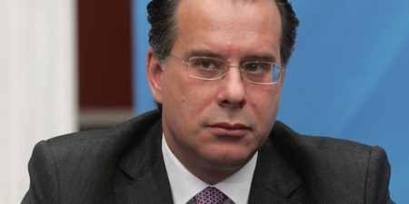 Ο Κουμουτσάκος για «τους πανηγυρισμούς της Κυβέρνησης» για τον Γιούνκερ