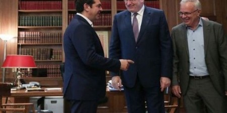 Συνάντηση και συμφωνίες ανάμεσα στον Αλέξη Τσίπρα και τον Ευρωπαίο Επίτροπο για τη Γεωργία και την Αγροτική Ανάπτυξη