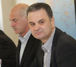 Σωκράτης Ξυνίδης: «ΒΟΛΕΥΕΙ ΟΛΟΥΣ. ΕΣΕΝΑ;»