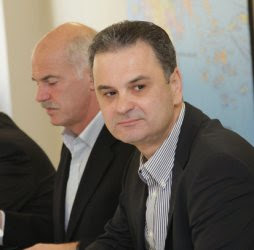 Σωκράτης Ξυνίδης: «ΒΟΛΕΥΕΙ ΟΛΟΥΣ. ΕΣΕΝΑ;»