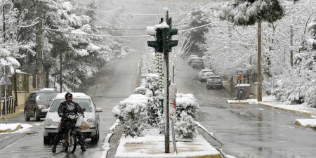 Έρχεται χιονιάς με νιφάδες και στα βόρεια προάστια της Αττικής