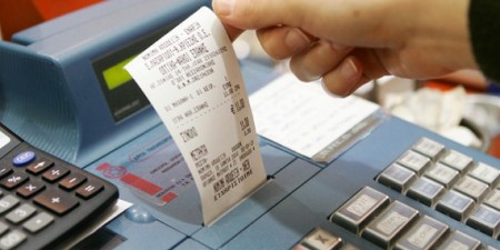Σχεδιασμός για ελέγχους και αυστηρά πρόστιμα σε όσους δεν κόβουν αποδείξεις
