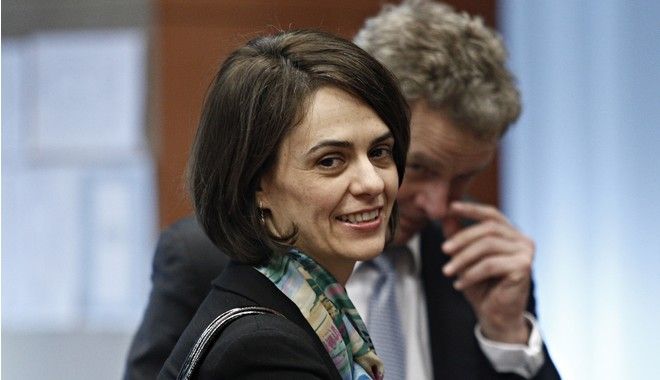 Το εναρκτήριο λάκτισμα με τους θεσμούς