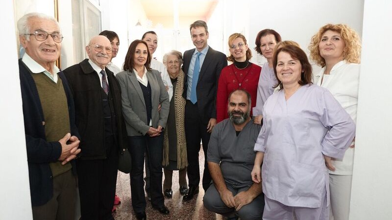 Επίσκεψη του Κ. Μητσοτάκη στη μονάδα φροντίδας ηλικιωμένων “Ο Καλός Σαμαρείτης”