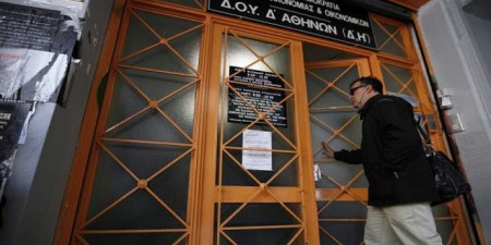 Σύλλογος Εφοριακών: «Η μείωση του αφορολογήτου σημαίνει: Νέες μειώσεις μισθών και συντάξεων»