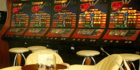 Έφοδοι της αστυνομίας σε καταστήματα με παράνομα «φρουτάκια» στη Θεσσαλονίκη