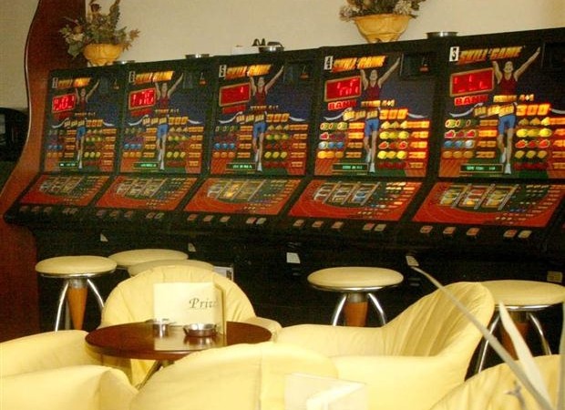 Έφοδοι της αστυνομίας σε καταστήματα με παράνομα «φρουτάκια» στη Θεσσαλονίκη