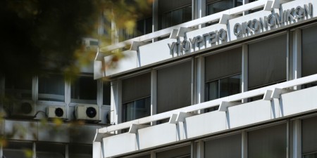 Τι λέει το Υπ. Οικονομικών για την αναθεώρηση των προβλέψεων του ΔΝΤ για τα πρωτογενή πλεονάσματα