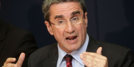 Ανδρέας Λοβέρδος: «Το μόνο που απομένει είναι να έρχονται στη Βουλή με φανέλες “Σαββίδης”»