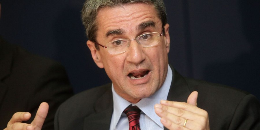 Ανδρέας Λοβέρδος: «Το μόνο που απομένει είναι να έρχονται στη Βουλή με φανέλες “Σαββίδης”»