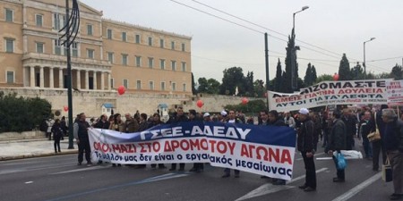 Οι επιστήμονες και οι ελεύθεροι επαγγελματίες έξω από τη Βουλή την Πέμπτη το απόγευμα