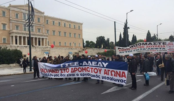 Οι επιστήμονες και οι ελεύθεροι επαγγελματίες έξω από τη Βουλή την Πέμπτη το απόγευμα