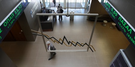 Πιέσεις σε τραπεζικές μετοχές και ομόλογα