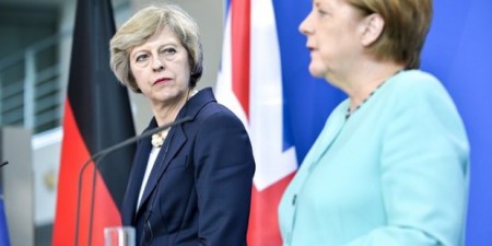 Μέι σε Μέρκελ: Έναρξη των διαπραγματεύσεων για το Brexit «εντός δύο εβδομάδων»