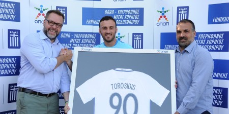 Ο ΟΠΑΠ βράβευσε τον Βασίλη Τοροσίδη για τις 90 συμμετοχές του στην Εθνική Ομάδα