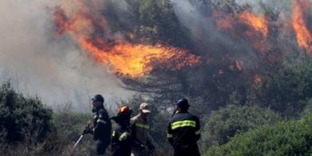 Άμεση η συνδρομή της Περιφέρειας Αττικής στην κατάσβεση της μεγάλης πυρκαγιάς στα Καλύβια