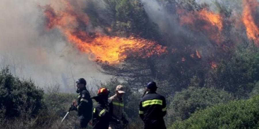 Άμεση η συνδρομή της Περιφέρειας Αττικής στην κατάσβεση της μεγάλης πυρκαγιάς στα Καλύβια