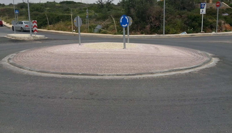 Διαμόρφωση δύο κυκλικών κόμβων και κυκλοφοριακές ρυθμίσεις στον Ταύρο