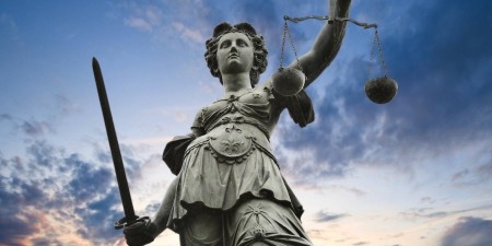 Δικαιοσύνη στην κατάψυξη – Διάδικοι με παλτό